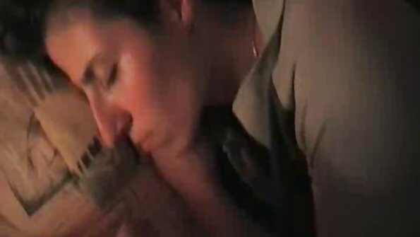 Eine Gruppe von College-Hotties, die eine Merkin-Party feiern porn reif