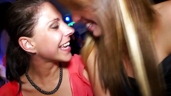 Genieße den atemberaubenden Upskirt mit dem schönen Arschschlitz und dem schwarzen Tanga, der darin porn reif versinkt