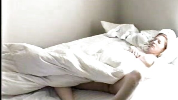 Mae reife deutsche hausfrauen Lynn kniet nieder und zeigt ihr Können