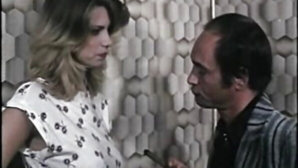 Sam Kellett entledigt sich ihrer Unterwäsche auf reife geile deutsche ihrem Bett