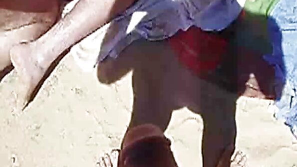 Die vollbusige Ellen ist im Auto unterwegs und wird zu reife deutsche xxx heiß, sodass sie sich auf dem Rücksitz auszieht.