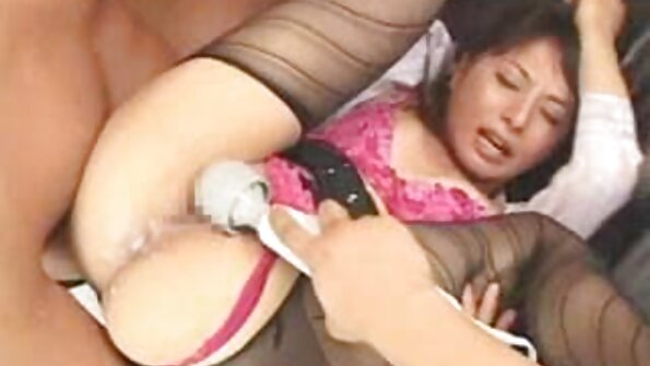 Ava von Chubby Girls massiert ihre sex mit reifer deutschen Klitoris mit einem großen weißen Vibrator
