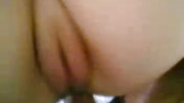 Die ungezogene nackte deutsche reife frauen Sarah liebt es, ihren fabelhaften blechernen Hintern zu necken