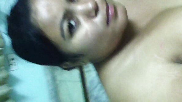 Jess deutsche reife frauen porn Davies in schwarzen Dessous auf dem alten Stuhl