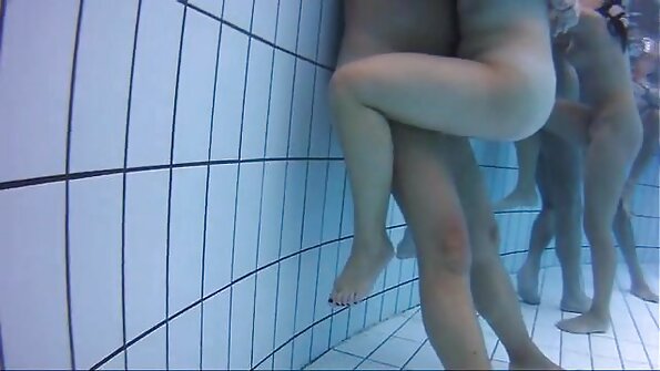 Die junge Rothaarige Rosie Jaye beschließt, in der Küche ungezogen zu werden. Schauen Sie sich ihr neuestes Update an, in dem pornos mit alten paaren diese vollbusige britische Teenie in ihren Shorts und einem Weste beginnt. Sie hält nicht lange, bis sie ...