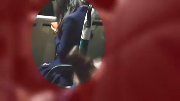 Louisa, die Gothic-Teenie, you porn reife liegt auf ihrem Bett und spielt mit ihrem engen Körper und ihren festen großen Titten.