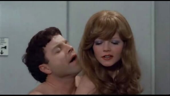 Karlas heißer Körper glitzert in der Sonne, als sie sich an einem deutsche reife frauen porno Sandstrand befindet.